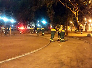 Garis fazem limpeza da praça Princesa Isabel, no centro de SP, após saída de usuários de drogas – Paulo Gomes/ Folhapress Garis fazem limpeza da praça Princesa Isabel, no centro de SP, após saída de usuários de drogas – Paulo Gomes/ Folhapress