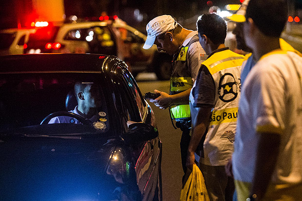 Policiais param motorista durante blitz na av. Marques de So Vicente, zona oeste de So Paulo