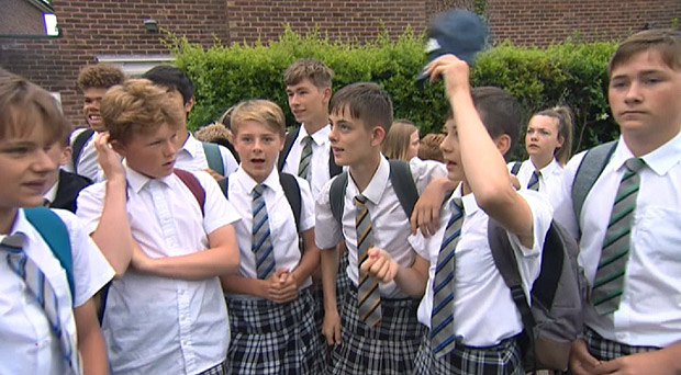 Meninos usam saia em protesto contra a proibio ao uso de bermudas em escola da Inglaterra