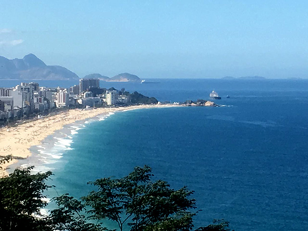 Navio da Transpetro encalha no litoral do Rio na manh deste domingo (25)