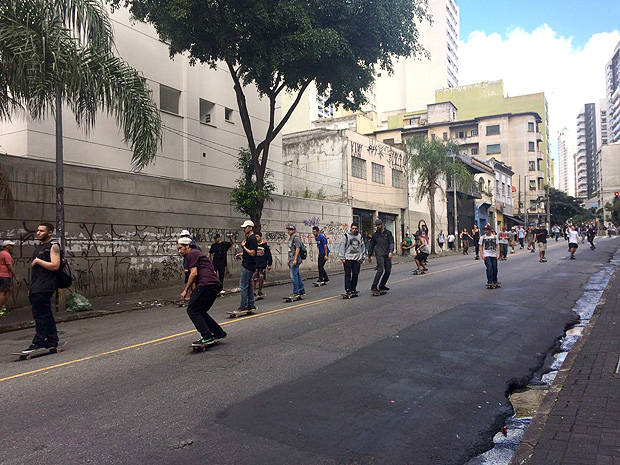 Skatistas descem a rua Augusta, no centro de So Paulo, aps motorista atropelar trs pessoas