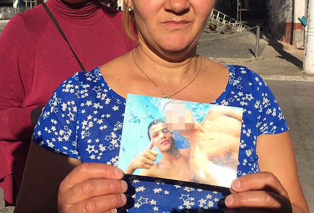 Maria Odete Gonzaga de Souza, 46, me de jovem morto pela polcia no Moinho mostra foto do filho