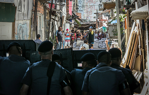 Moradores da favela do Moinho entram em confronto com a polcia aps jovem ser baleado em ao da polcia