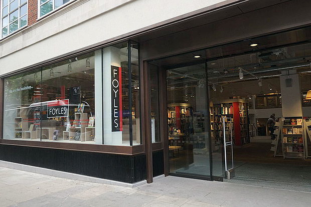 Entrada de uma das lojas da rede de livrarias Foyles, em Londres