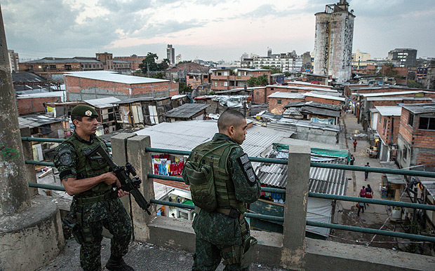 Grupo de policiais observa a favela do Moinho um dia aps operao que resultou na morte de jovem