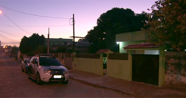 Carro da Polcia Civil faz buscas na manh desta quinta-feira (29) para prender suspeitos no Rio