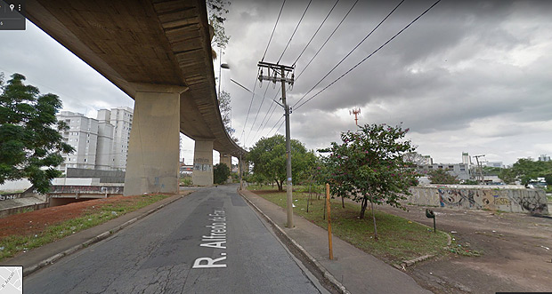 Viaduto Alberto Badra, na zona leste de So Paulo, de onde mulher caiu aps batida de trnsito