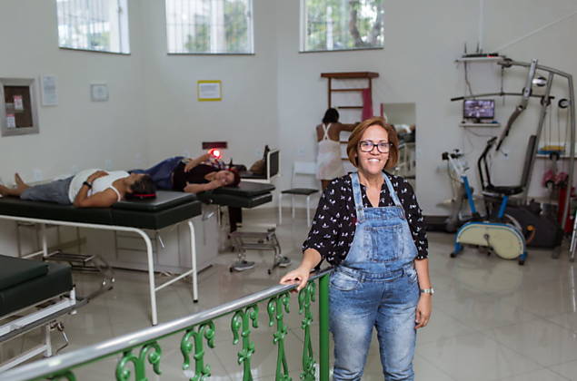 A fisioterapeuta Mnica Cirne, que faz atendimentos gratuitos a moradores do Complexo do Alemo