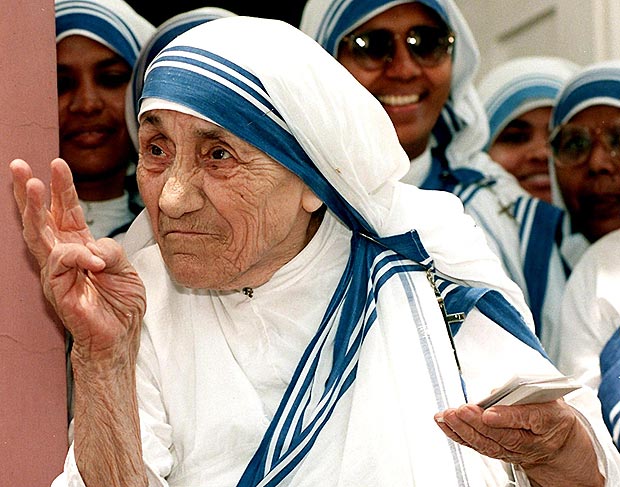 ORG XMIT: 305301_1.tif Madre Teresa de Calcut acena para freiras da sede da de sua congregao, as Missionrias da Caridade aps missa em Nova Dli, ndia. (FILES) This 15 May 1997 file photo shows Mother Teresa waving to nuns from the Missionaries of Charity after a mass at the congregation's home for destitute children in New Delhi. A magazine survey released in New Delhi, 12 August 2002, showed Mother Teresa has been voted the greatest Indian since the country's independence in 1947, ahead of India's first prime minister Jawaharal Nehru. The poll did not include the leader of India's non-violent freedom struggle Mahatma Gandhi because the magazine decided "to keep the father of the nation above the voting process". AFP PHOTO/FILES 