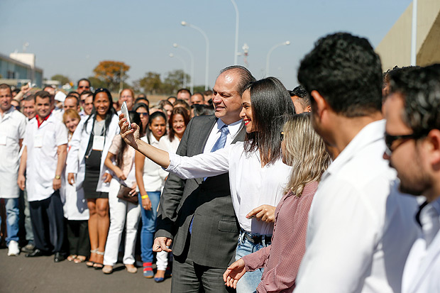 O ministro da sade, Ricardo Barros, recebe participantes do Mais Mdicos, no DF