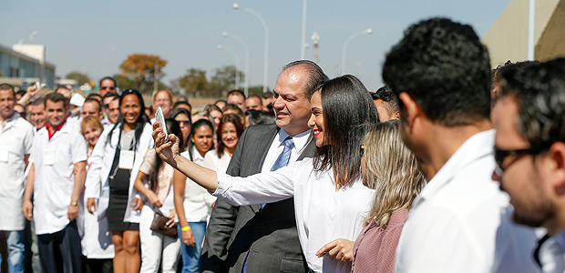 O ministro da Sade Ricardo Barros tira selfie na recepo dos mdicos brasileiros formados no exterior e cubanos que vo atuar no Programa Mais Mdicos, no Auditrio Pedro Calmon em Braslia