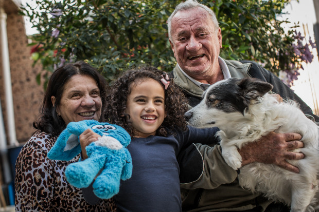 Isabella, 6, que passará uns dias de férias no sítio dos avós Inês, 71, e Vivaldo, 75