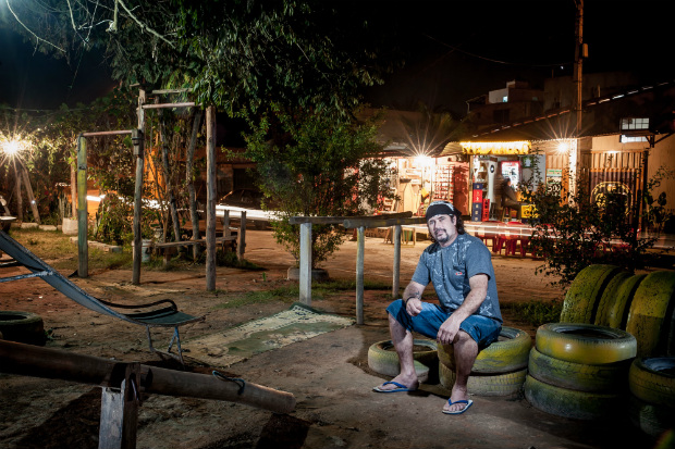 Jos Adair de Oliveira no parquinho que construiu com sucata em frente ao seu bar
