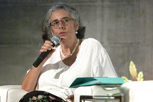 ORG XMIT: 262501_1.tif SP 450 anos: a professora Ecla Bosi, coordenadora da Universidade Aberta da Terceira Idade da USP, durante o debate 