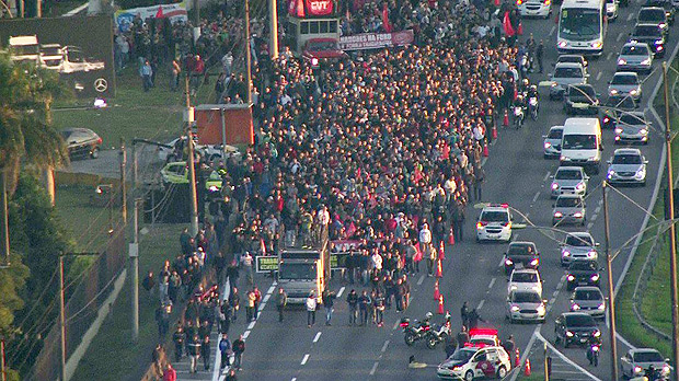Manifestantes realizam um protesto contra a reforma trabalhista na pista lateral da Rodovia Anchieta