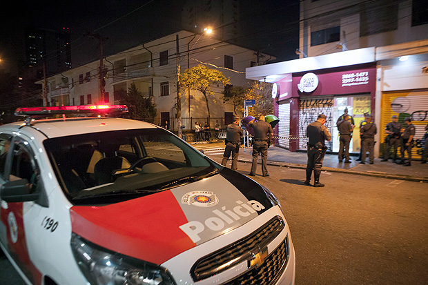 Policiais militares cercam local de crime na regio de Pinheiros, zona oeste de So Paulo 