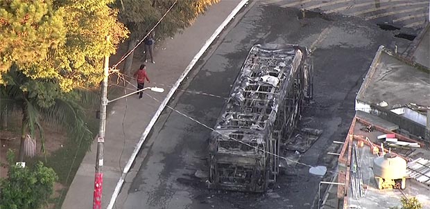 Ônibus é incendiado na zona sul da capital paulista na madrugada desta quarta
