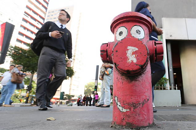 Hidrante pichado na esquina da av. Paulista com a Brigadeiro Luis Antonio, no centro de So Paulo