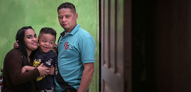 SAO PAULO/ SP, BRASIL, 11-07-2017 : Graciela Oliveira e Isaias Arajo de Santana, pais de Gabriel, de 4 anos. Ele tem Sndrome de Hunter (Mucopolissacaridose tipo II), que nao tem cura. (Foto: Zanone Fraissat/Folhapress, COTIDIANO) - ESPECIAL***EXCLUSIVO****