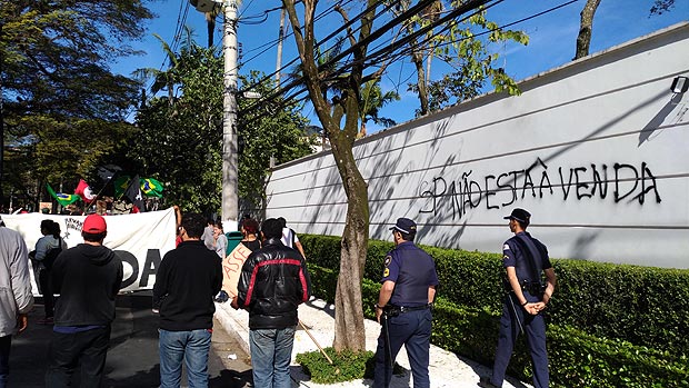 Manifestantes do Levante Popular da Juventude protestam em frente à casa do prefeito João Dória