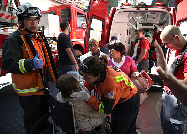 Cadeirante  resgatada de apartamento incendiado na Alameda Barros, em Santa Ceclia, centro de SP 
