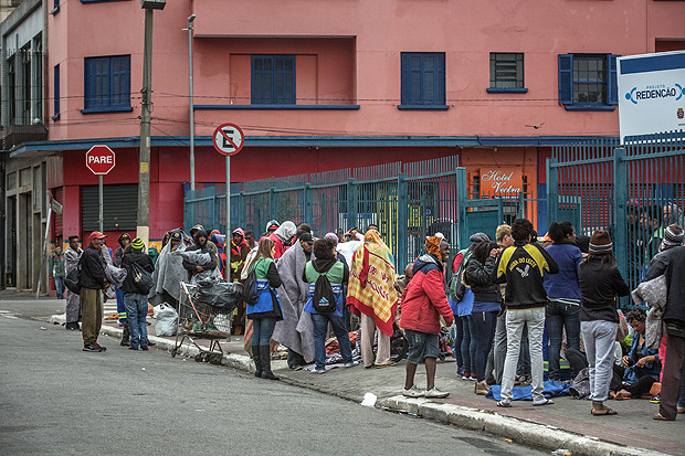 SÃO PAULO, SP, BRASIL, 18-07-2017: Moradores de rua e dependentes químicos fazem fila para abrigo da prefeitura. (Foto: Giovanni Bello/Folhapress, COTIDIANO) ***EXCLUSIVO FOLHA**** ORG XMIT: 30894