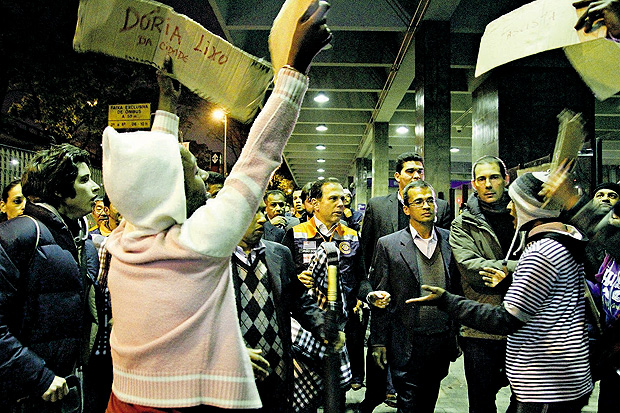 SÃÉO PAULO, SP, 19.07.2017: MORADORES-DE-RUA - Moradores de rua e ativistas, fazem um protesto contra o prefeito JoÃ£o Doria (PSDB), durante a entrega de cobertores no metro Marechal Deodoro, centro de SÃ£o Paulo (SP), na noite desta quarta-feira (19). (Foto: FÃ°bio Vieira/Vieira/Folhapress) *** PARCEIRO FOLHAPRESS - FOTO COM CUSTO EXTRA E CRÉDITOS OBRIGATÓRIOS ***