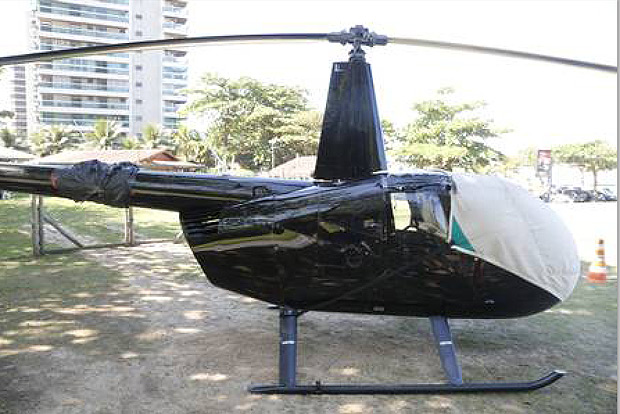 Helicptero faz pouso forado no Rio aps ser atingido supostamente por um disparo de arma de fogo