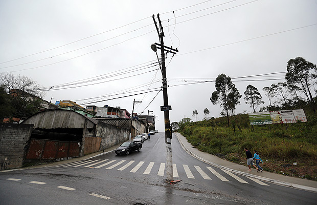 Poste no meio de cruzamento da rua Euzebio Coghi com a rua So Sebastio da Barra, em Parelheiros