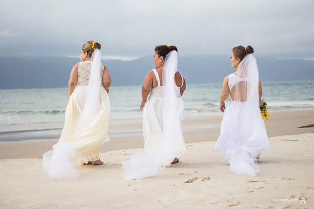  esquerda, Cris participa, com outras modelos ans, de ensaio com trajes de noiva