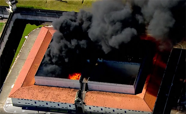 Presos colocam fogo em colches durante rebelio no Cadeio de Pinheiros