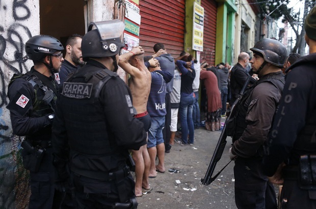 Policiais civis durante operao na cracolndia, em maio; em crise polcia deve cortar gastos