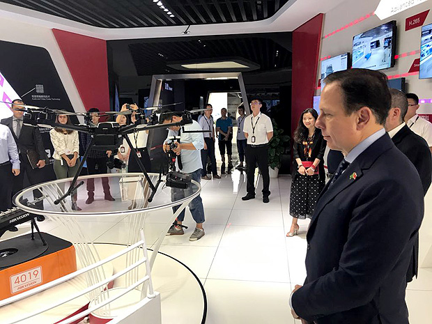 Joo Doria em frente a drone doado por empresa chinesa
