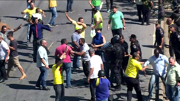 Taxistas e policiais entram em confronto no Rio
