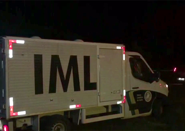 Carro do IML retira corpos de presos mortos em rebelio no presdio de Jussara, em Gois