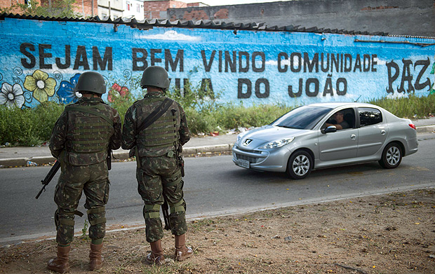 Militares patrulham comunidade no Rio, que recebe reforo das Foras Armadas