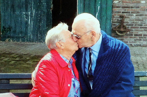 Reencontro de Klaas Prins com Geerte Valk na Holanda, após ficarem 72 anos separados
