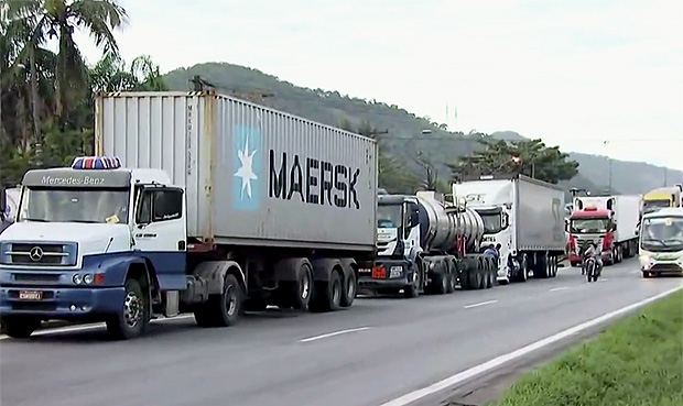 Caminhoneiros bloqueiam acesso ao Porto de Santos e  Anchieta