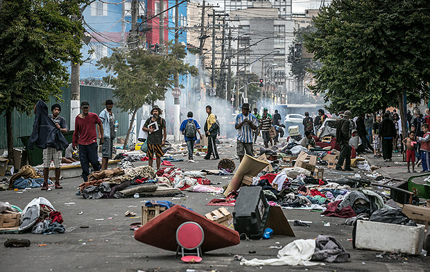 Dependentes deixam pertences em rua da cracolndia, no centro de SP, onde houve ao da GCM com a PM