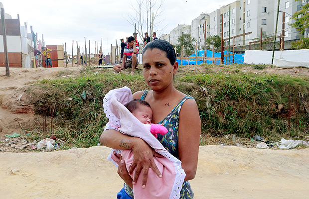Aline Gonzaga, com a filha Valentina, em terreno da CDHU invadido por sem-teto na zona sul de So Paulo