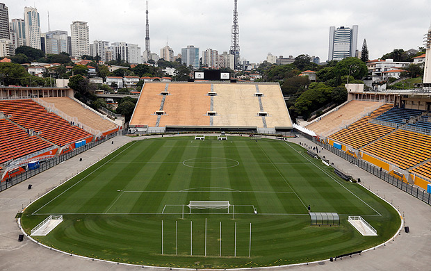 SAO PAULO, SP, BRASIL. 12.09.2016. Funcionario pinta do gramado do estadio do Pacaembu que voltara a ser usado para uma partida do Campeonato Brasileiro. (Foto: Moacyr Lopes Junior/Folhapress, COTIDIANO). ***EXCLUSIVO*** TRAX 10066482A