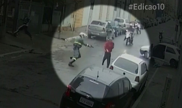 Em imagem, policial militar atira contra jovem suspeito de tentativa de roubo ao sair do carro