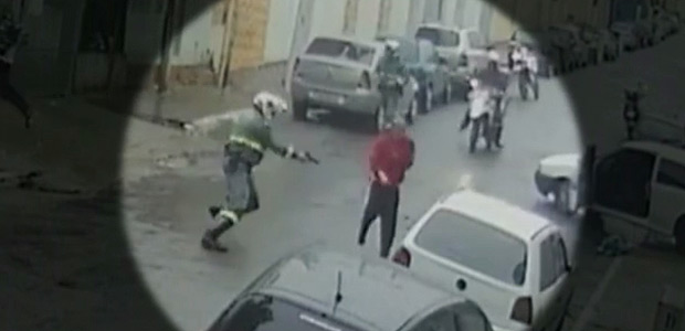 En la imagen, un polica militar dispara contra un joven sospechoso de haber intentado robar un vehculo 