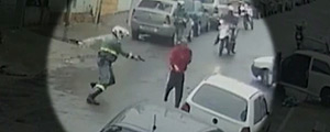 Reprodução/GloboNews Un video muestra a un policía que dispara contra un sospechoso desarmado que se había rendido