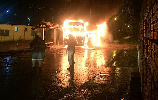 �nibus � incendiado em Rio Branco, no Acre; pol�cia prende 26 ap�s onda de ataques no Estado