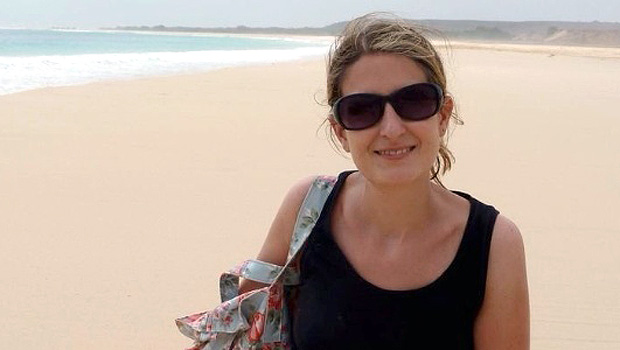 Turista inglesa Eloise Dixon em praia no Rio
