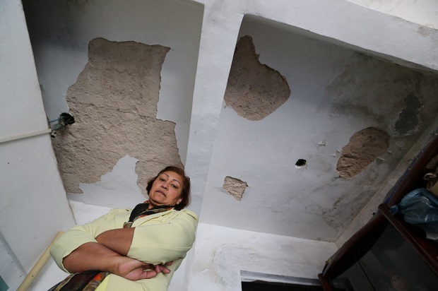 Iza Vila Verdes, moradora da regio da Brasilndia, conta que o reboco do teto da casa dela desabou por causa das exploses