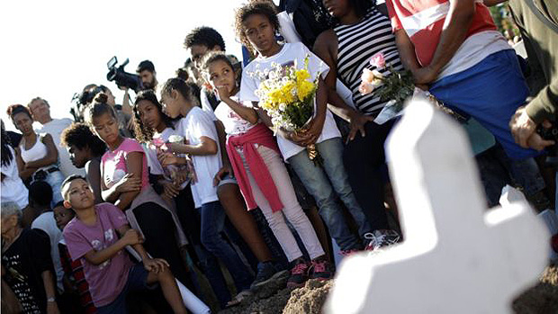 Funeral de Vanessa dos Santos, 10, vtima de bala perdida, que no  um tipo penal 