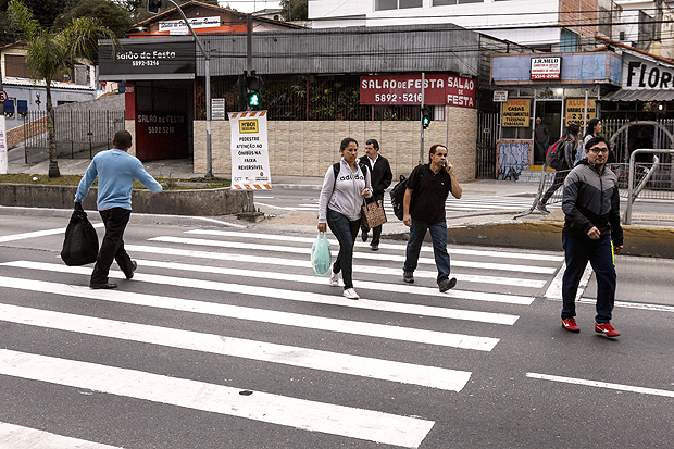 Pedestres atravessam em faixa bem conservada na estrada do M'Boi Mirim, zona sul de So Paulo