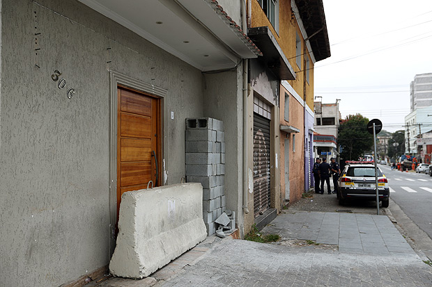 Casa noturna com bloco de concreto na entrada colocado pela prefeitura